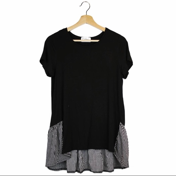 Tops - NWT Ruffled stripe top 🦋